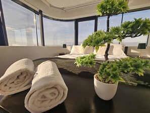 7 chambres, bureau, fer et planche à repasser, lit parapluie