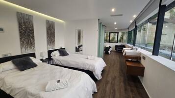 7 quartos, escrivaninha, ferros/tábuas de passar roupa, berço de viagem