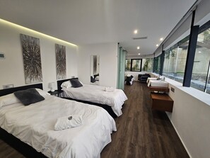 7 Schlafzimmer, Schreibtisch, Bügeleisen/Bügelbrett, Reisekinderbett