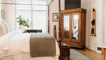 Habitación Deluxe, 1 cama de matrimonio grande | 1 dormitorio, ropa de cama de alta calidad, decoración individual