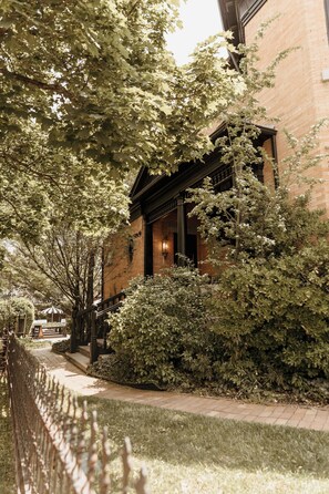 A courtyard with a brick building, surrounded by trees and a pathway. - Ellerbeck Mansion Bed & Breakfast (Salt Lake City)