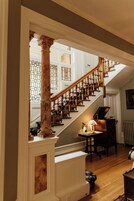 Flat-screen TV, Netflix, iPod dock, MP3 dock