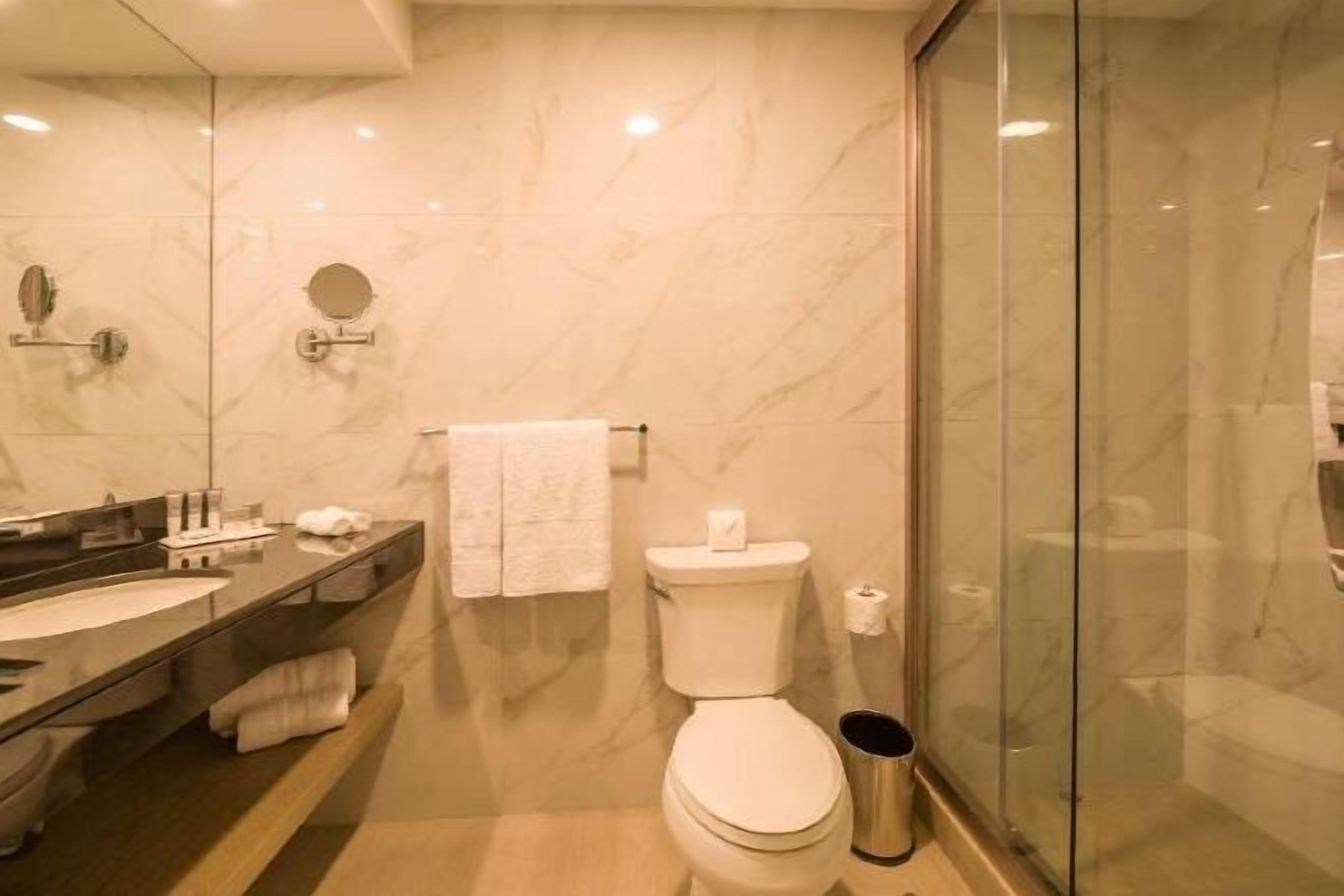 Baño | Ducha, cabezal de ducha tipo lluvia, secador de pelo y albornoces