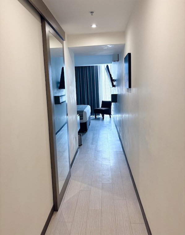 1 dormitori, cobrellits, minibar i caixa forta a l'habitació