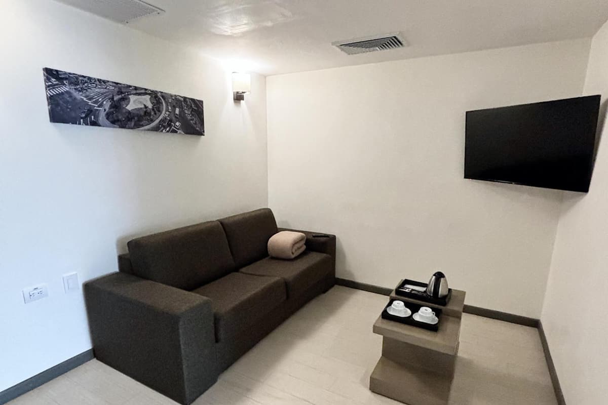 1 bedroom, down duvets, minibar, in-room safe
