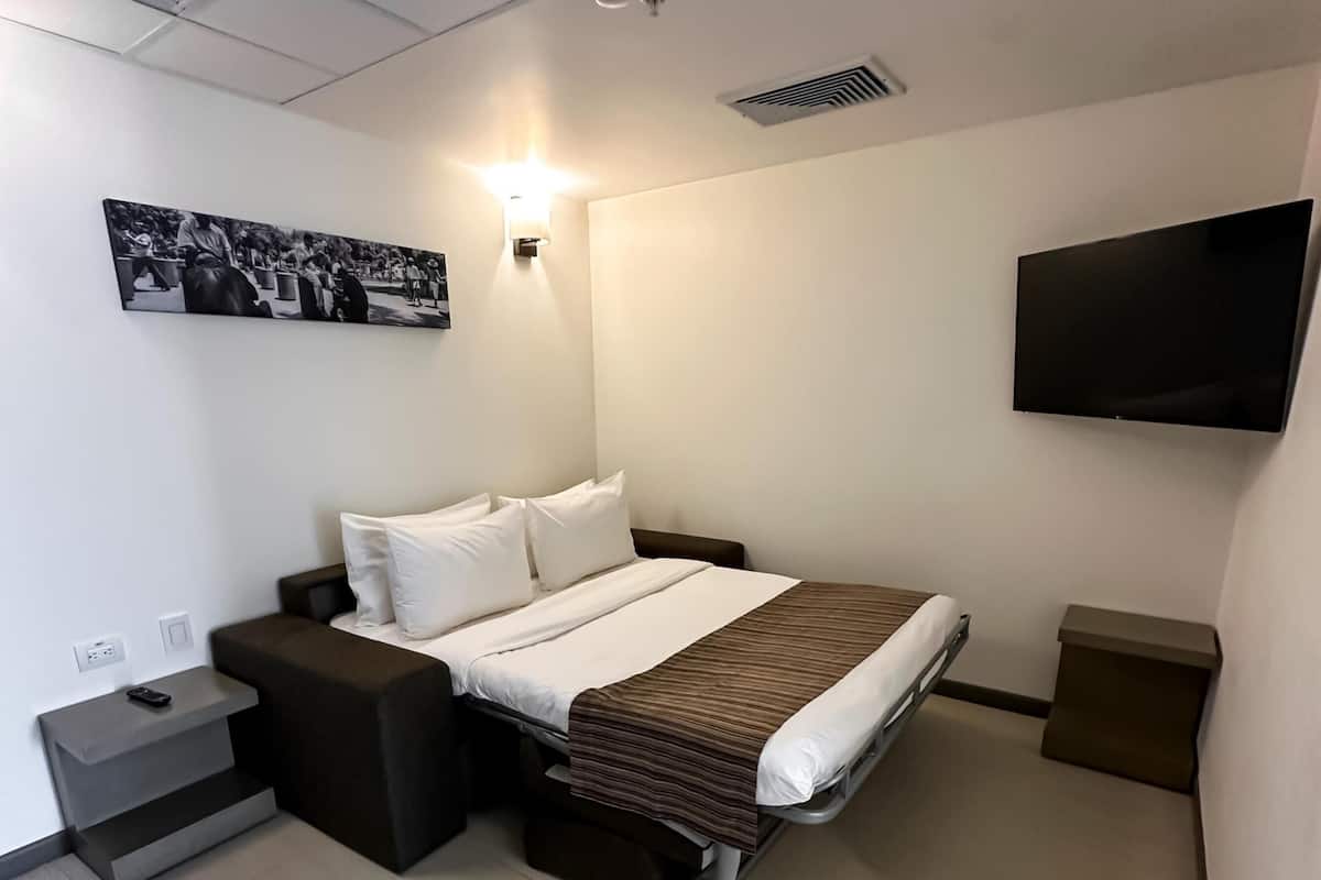 1 dormitori, cobrellits, minibar i caixa forta a l'habitació