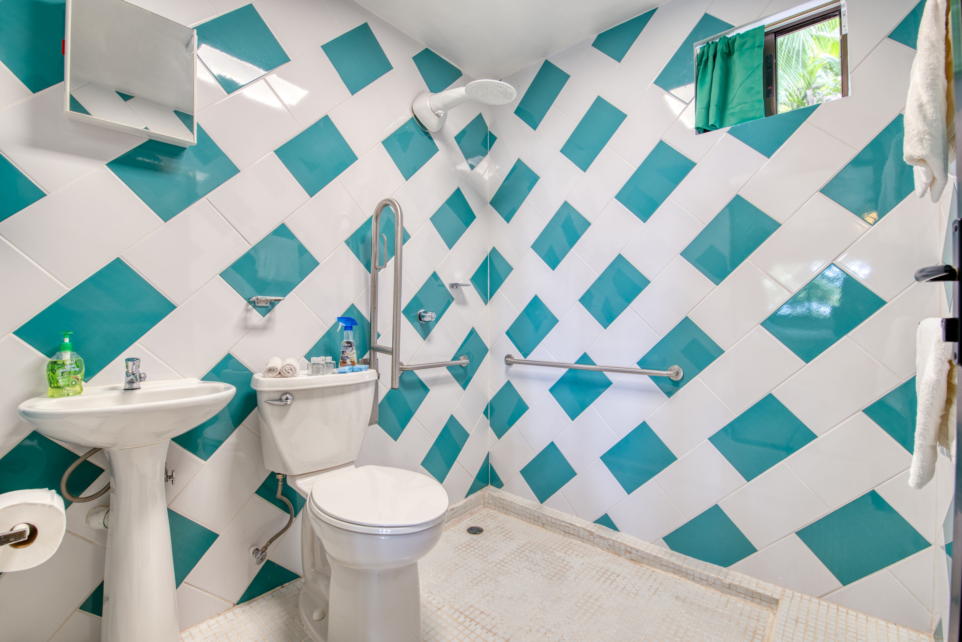 4 green room king bed | bathroom | shower, free toiletries, hair dryer, towels