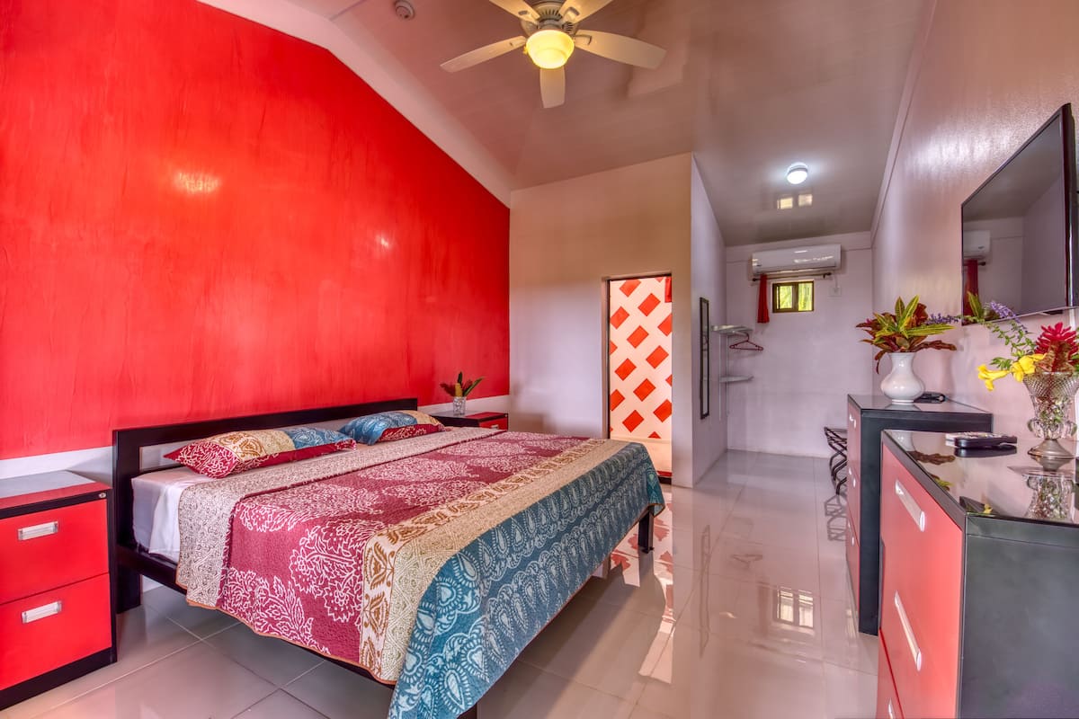 Kamar Grand | Meja kerja, ruang kerja ramah laptop, kedap suara, dan Wi-Fi gratis