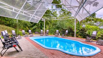 Una piscina cubierta