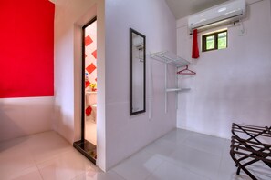 12 RED ROOM King Bed | Room amenity