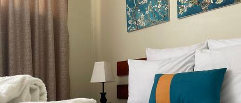 Chambre traditionnelle double ou avec lits jumeaux, 1 lit double, salle de bain privée | Coffre-fort, bureau, fer et planche à repasser, accÚs au Wi-Fi (inclus)