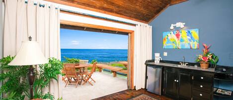 Chambre, 1 grand lit, vue océan | Coin séjour | Télévision à écran plat
