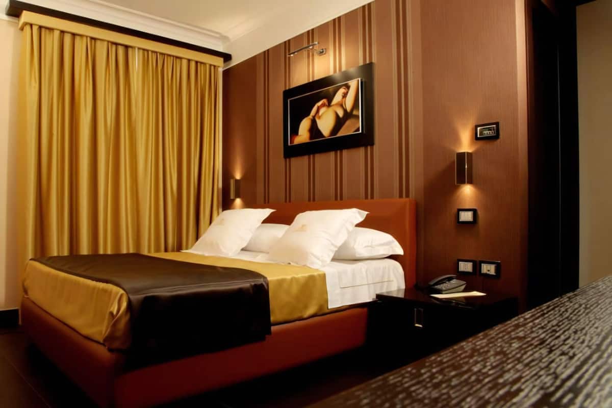 ห้องคลาสสิก | เครื่องนอนระดับพรีเมียม, มินิบาร์, ตู้นิรภัยในห้องพัก, โต๊ะทำงาน
