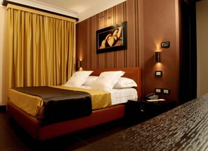 Habitación clásica | Ropa de cama de alta calidad y minibar 