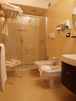 Een haardroger, een bidet, handdoeken, zeep