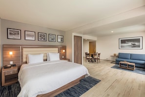 Premium bedding, down duvets, pillow-top beds, in-room safe - Hampton Inn by Hilton Tijuana (Tijuana)