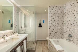 Kamer, 1 kingsize bed met slaapbank, niet-roken | Badkamer | Een douche, gratis toiletartikelen, een haardroger, handdoeken