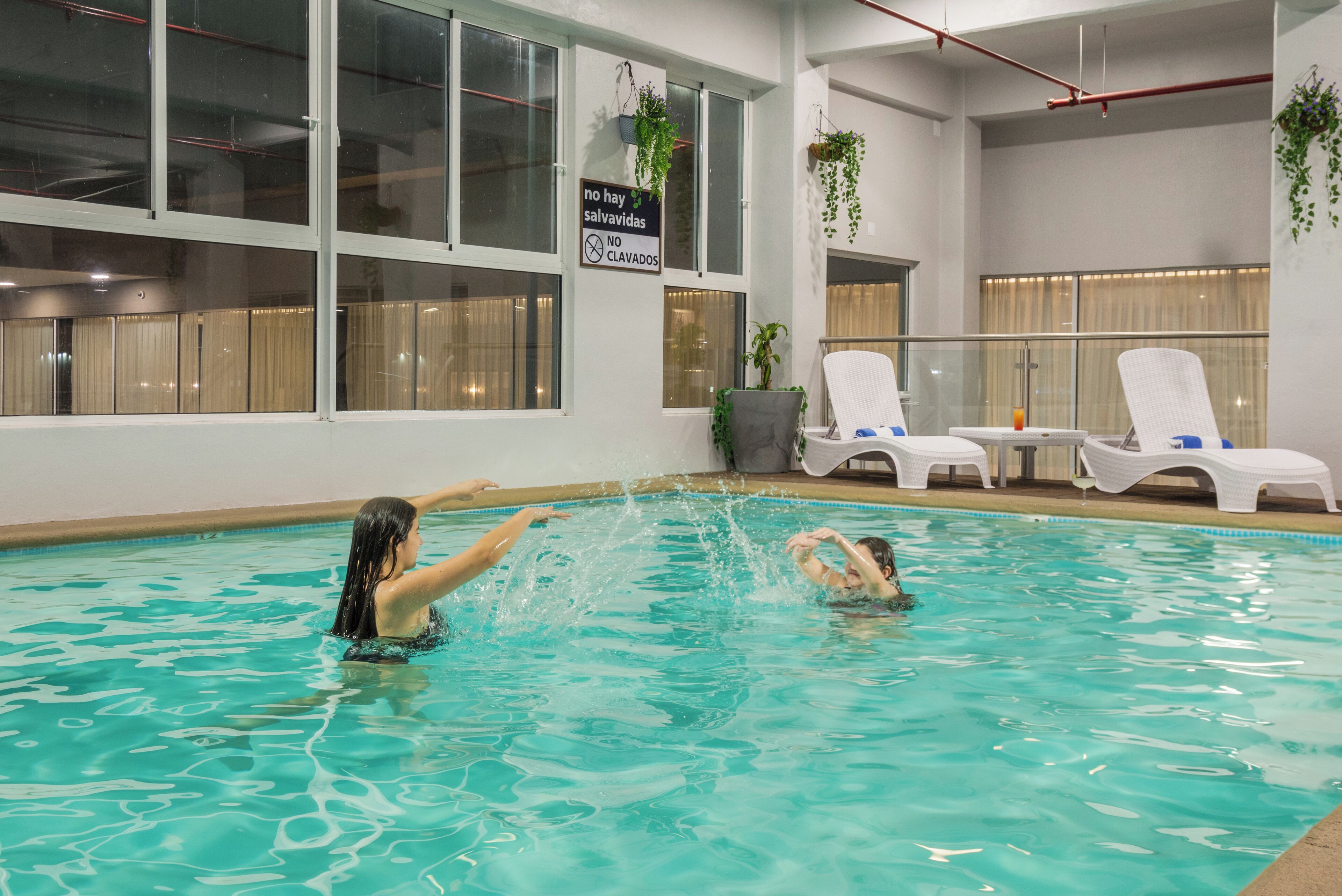 室內游泳池，開放時間為 10:00 至 21:00，提供日光浴躺椅