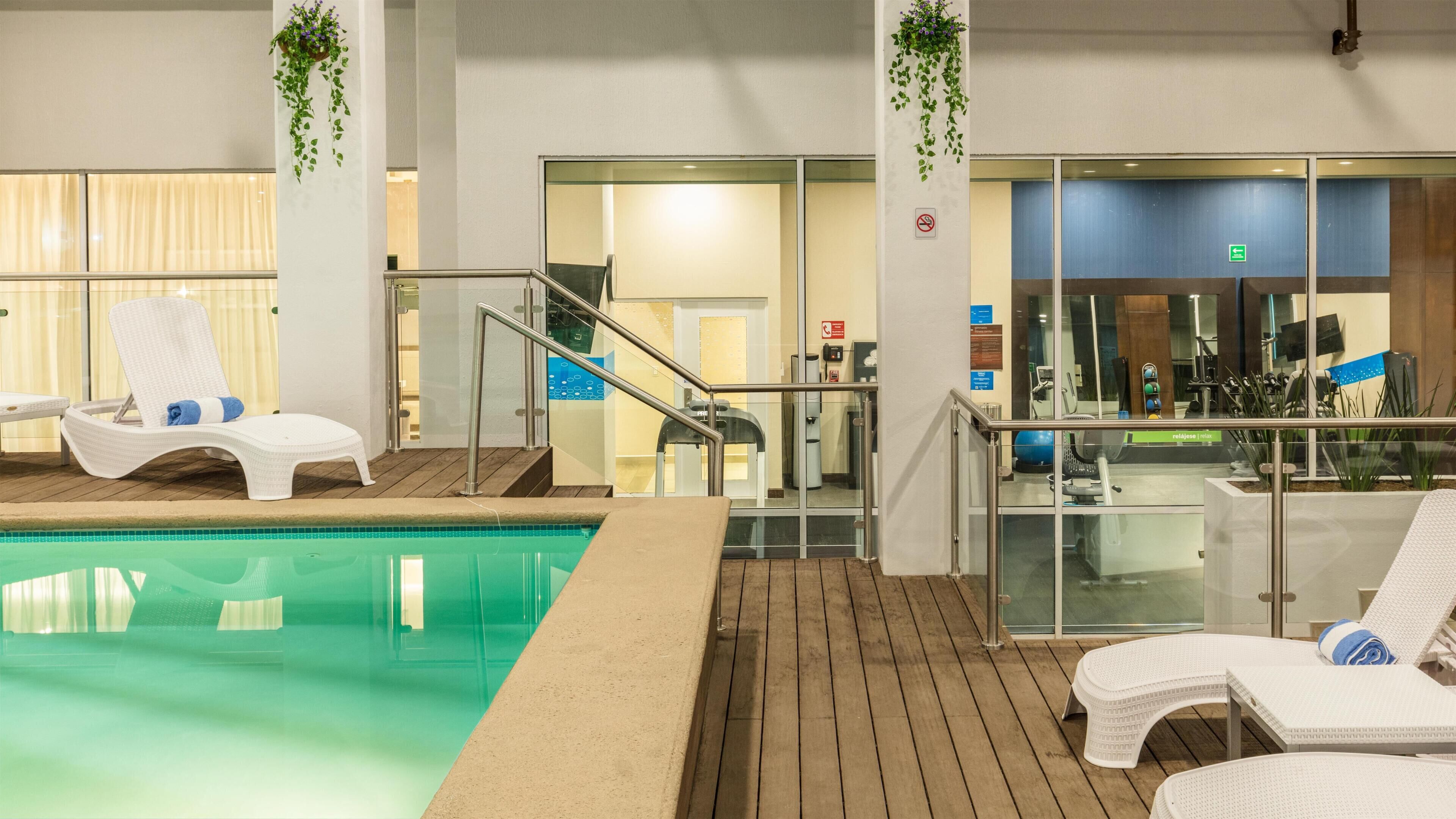 Sisäuima-allas avoinna 10.00–21.00, aurinkotuoleja