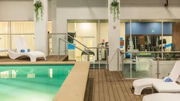 Sisäuima-allas avoinna 10.00–21.00, aurinkotuoleja