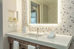 Zimmer, 1 Queen-Bett und Schlafsofa, Kühlschrank | Badezimmer