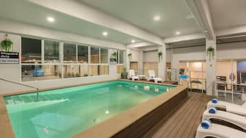 Alberca techada, acceso de 10:00 a 21:00, y camastros