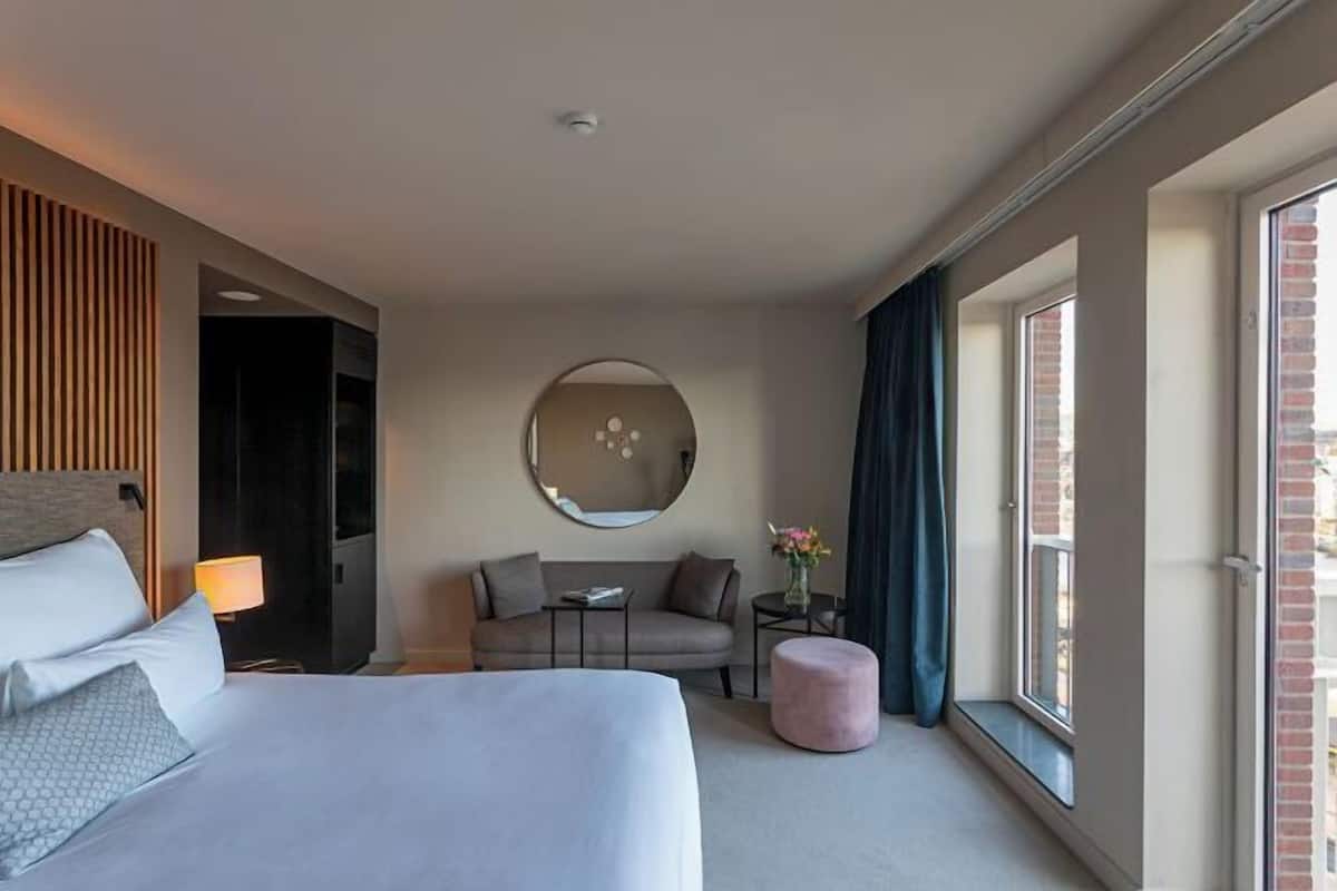 Premium bedding, in-room safe, individually decorated