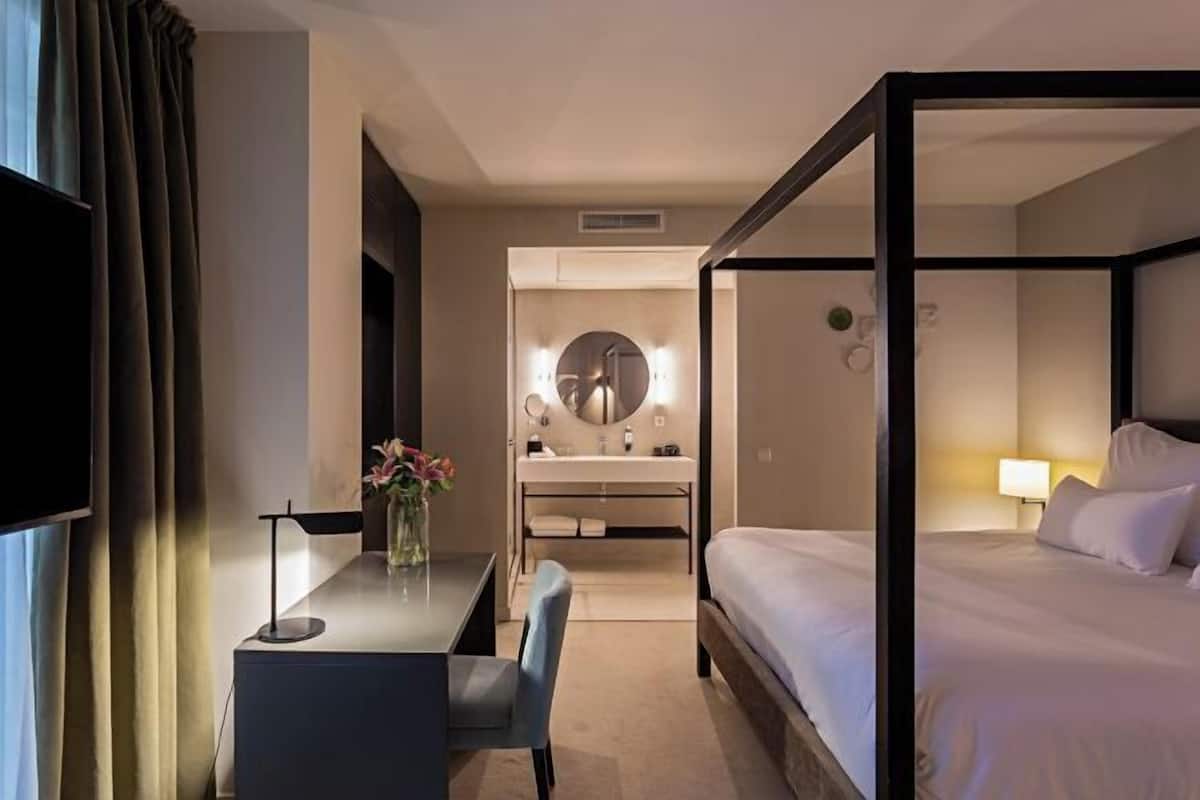 Premium bedding, in-room safe, individually decorated