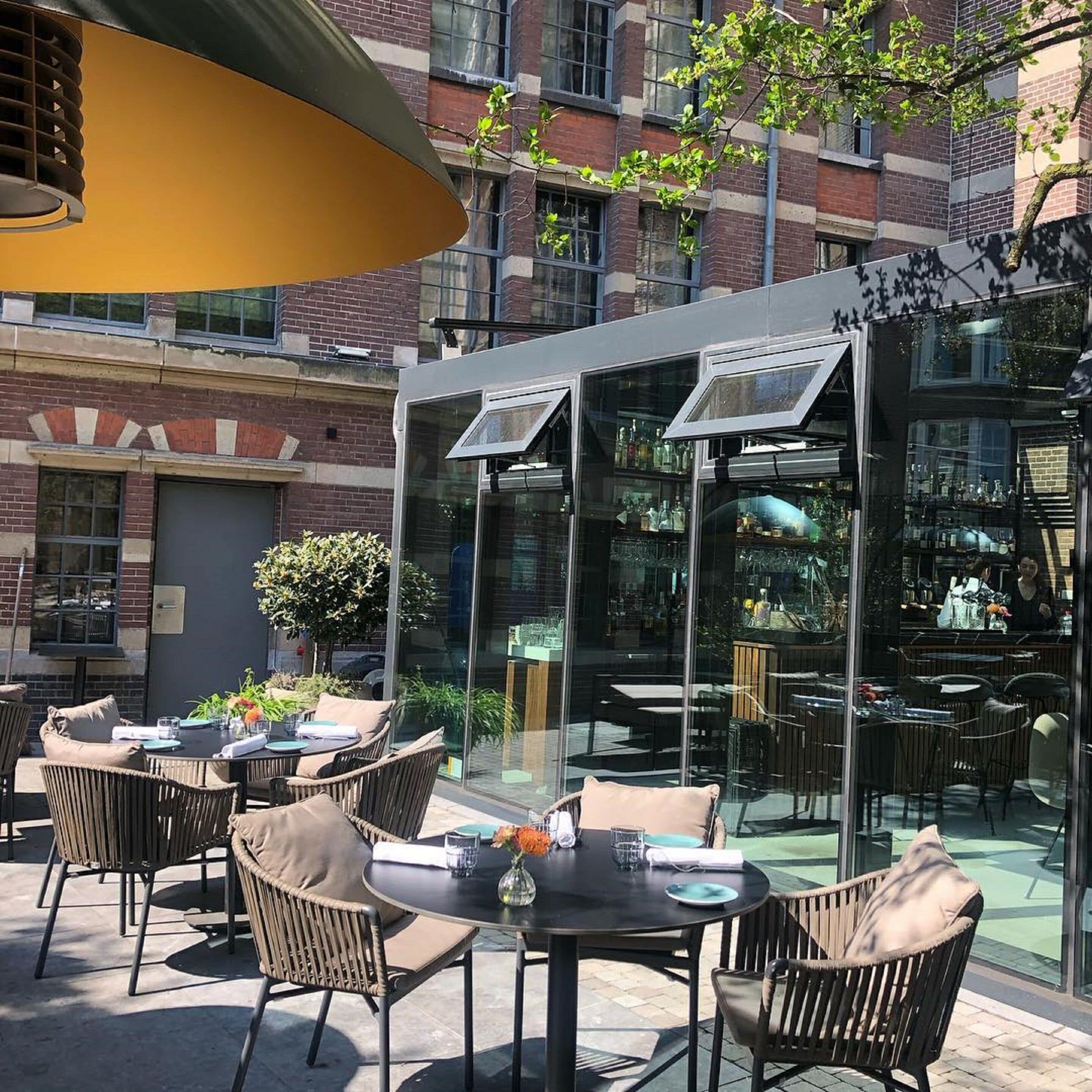 Phục vụ bữa sáng và bữa tối, món ăn mang phong cách quốc tế 