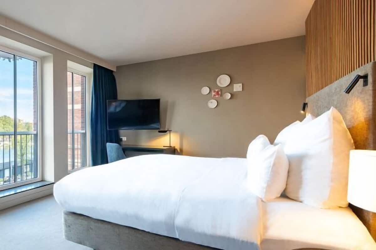 Premium bedding, in-room safe, individually decorated