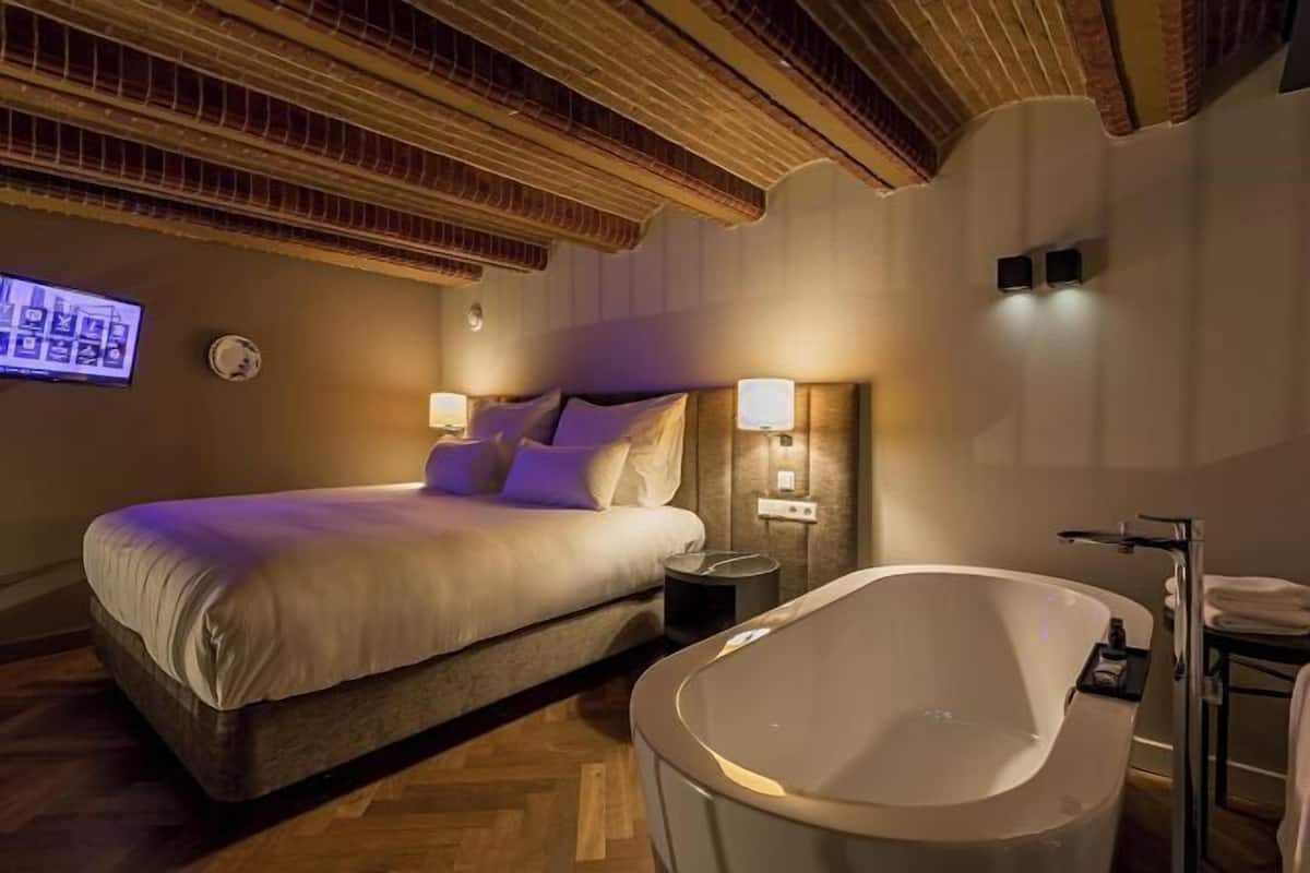 Premium bedding, in-room safe, individually decorated