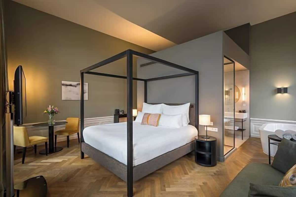 Premium bedding, in-room safe, individually decorated
