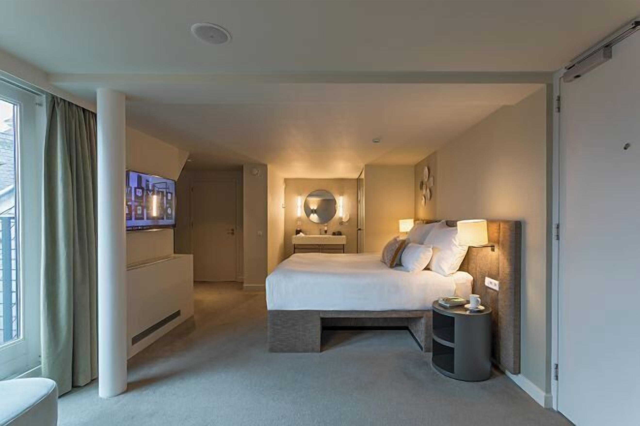 Ropa de cama de alta calidad y caja de seguridad en la habitación 