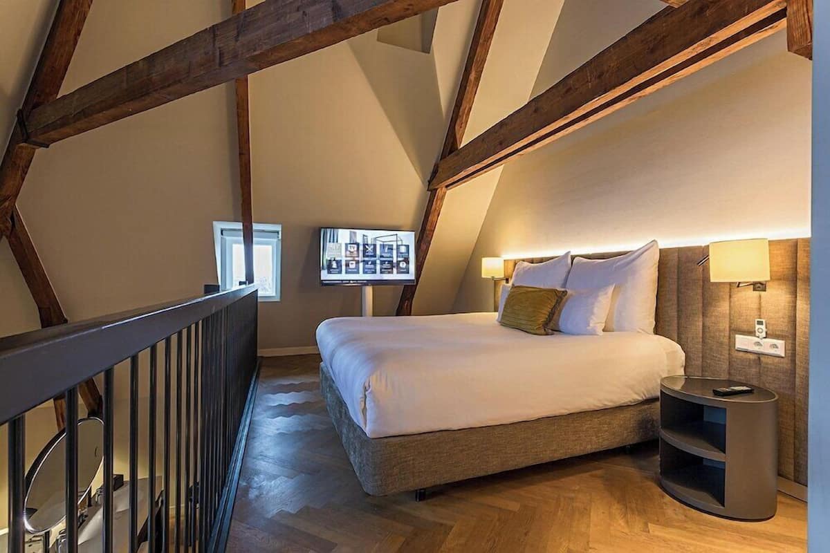 Premium bedding, in-room safe, desk, laptop workspace