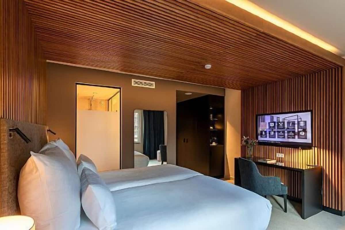 Ylelliset vuodevaatteet, tallelokero huoneessa