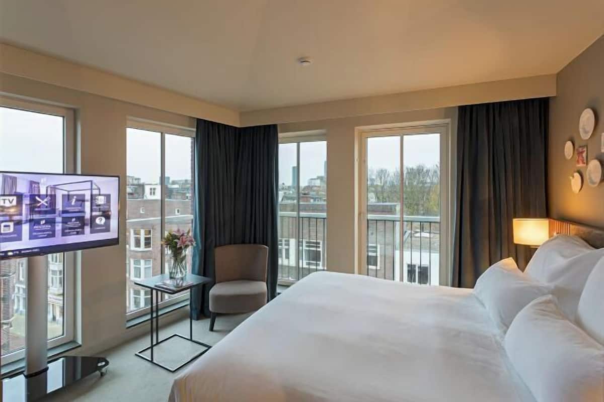 Premium bedding, in-room safe, individually decorated