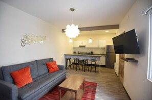 Egyptian cotton sheets, premium bedding, pillow-top beds - OM686 Urban Lofts Short-Long Stays (Mexico City)