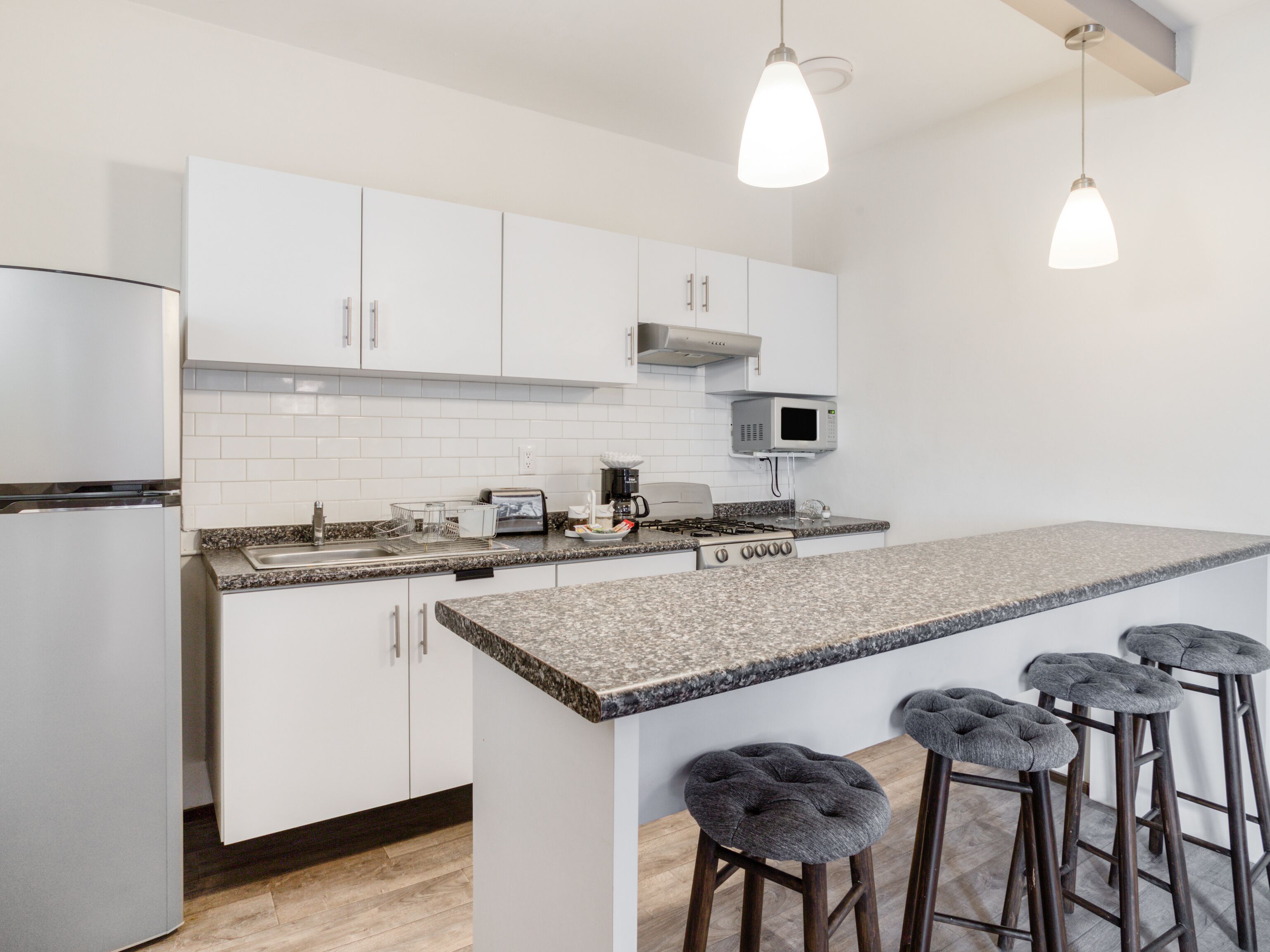 Appartement Supérieur, cuisine, vue ville | Cuisine privée | Cafetière/bouilloire, réfrigérateur, micro-ondes, four