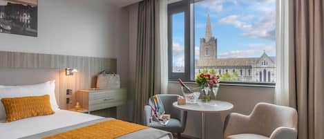 Premium bedding, in-room safe, iron/ironing board, free WiFi