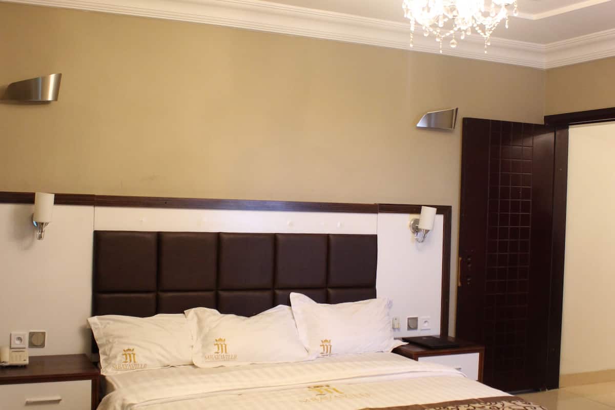 family room | in-room safe, desk, blackout curtains, free wifi