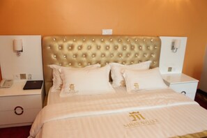 Junior Suite | In-room safe, desk, blackout drapes, free WiFi - Mbayaville Hotel (Douala)