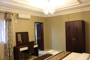 Family Room | Room amenity - Mbayaville Hotel (Douala)