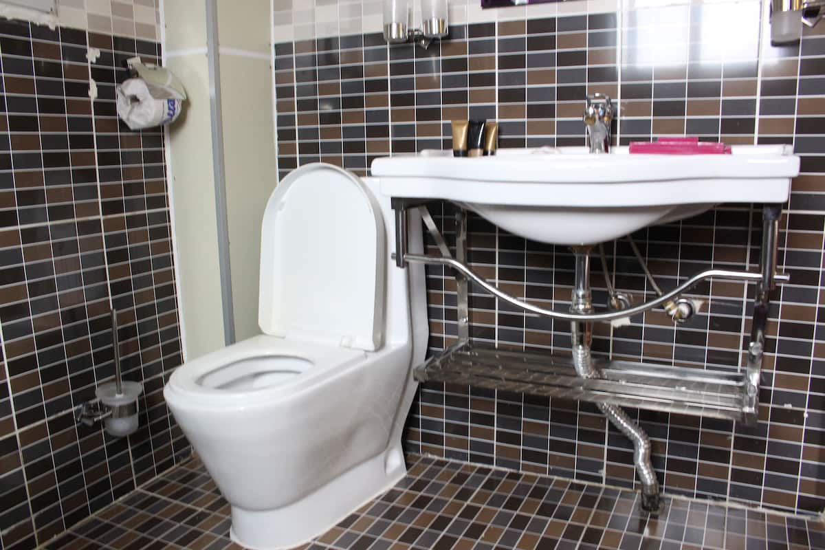 standard double room | bathroom | shower, free toiletries, bathrobes, slippers