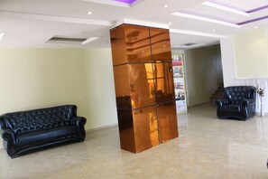 Lobby sitting area - Mbayaville Hotel (Douala)