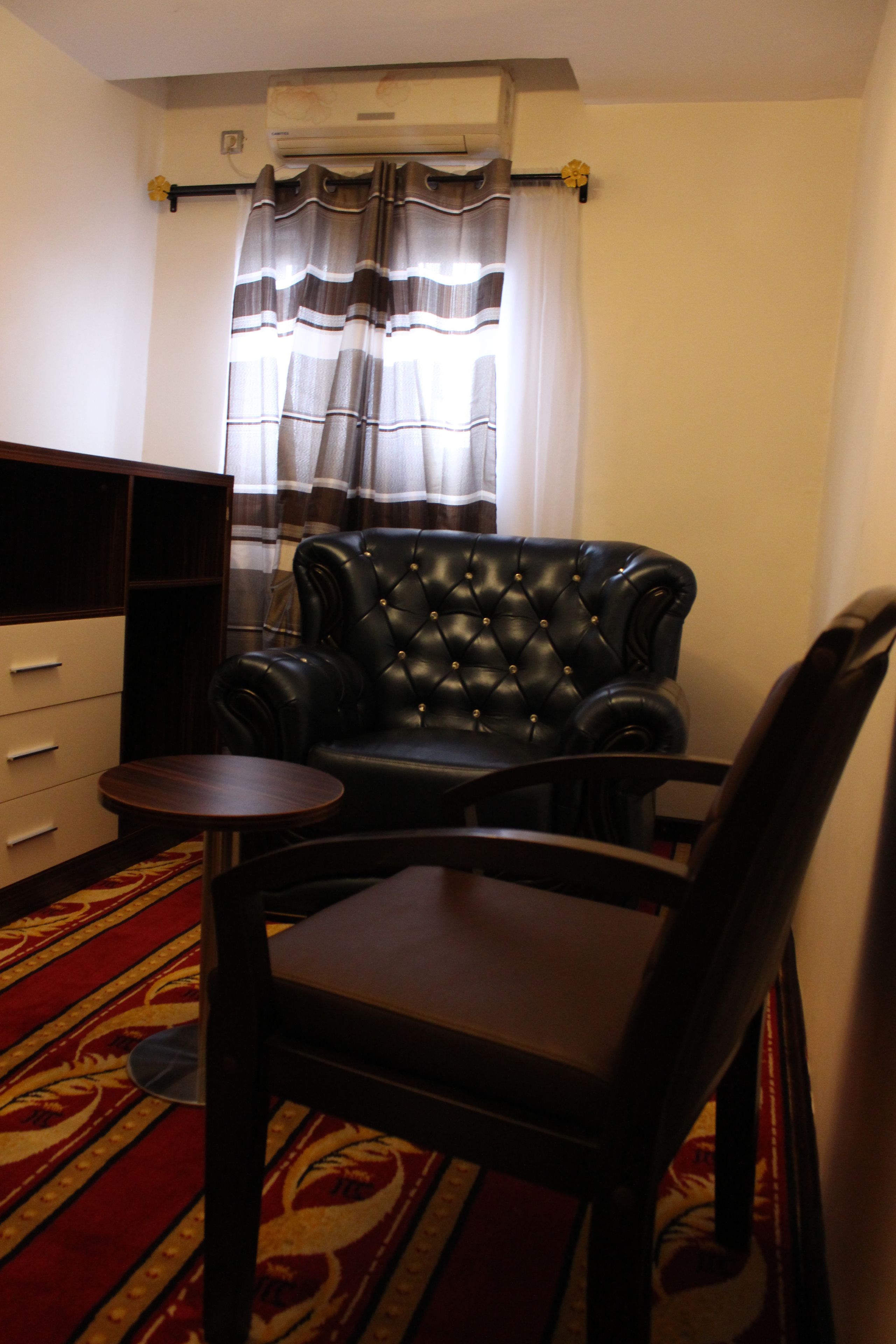 suite | living area | flat-screen tv