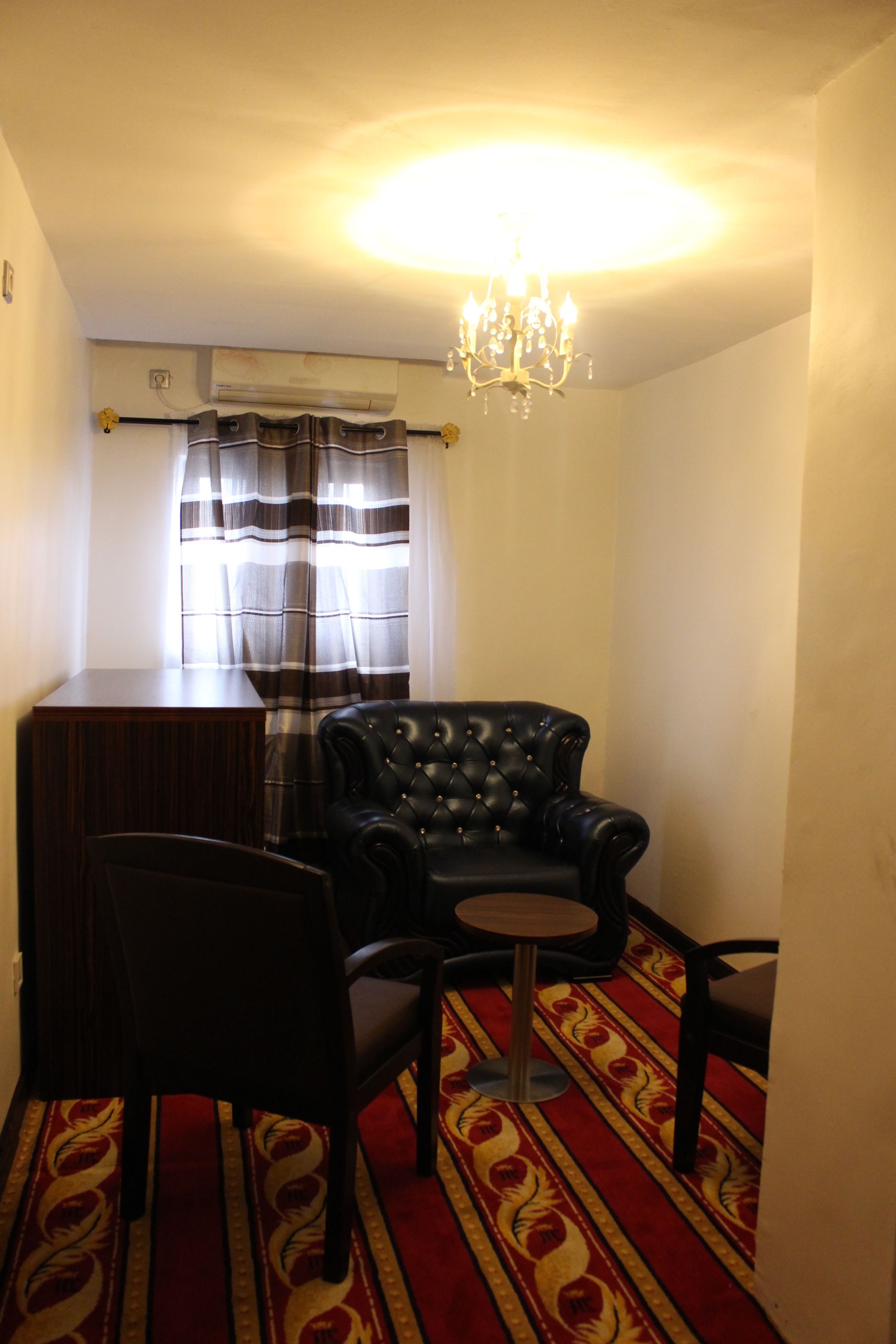 suite | living room | flat-screen tv