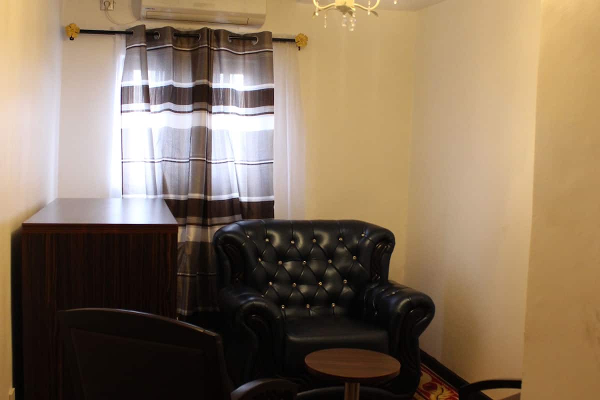 suite | living room | flat-screen tv