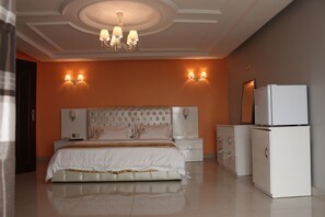 Suite | In-room safe, desk, blackout drapes, free WiFi - Mbayaville Hotel (Douala)