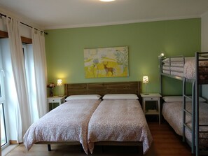 2 Schlafzimmer, Schreibtisch, Bügeleisen/Bügelbrett, Reisekinderbett