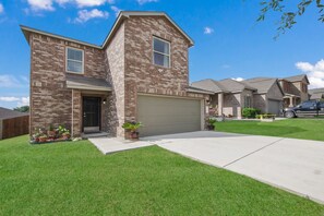 Exterior - Gorgeous Family Home near DownTown, Riverwalk/Alamo. (San Antonio)